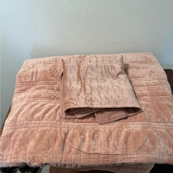 EVERGRACE Velvet Quilt King Size - Quilt and One Sham - Picture 3 of 4